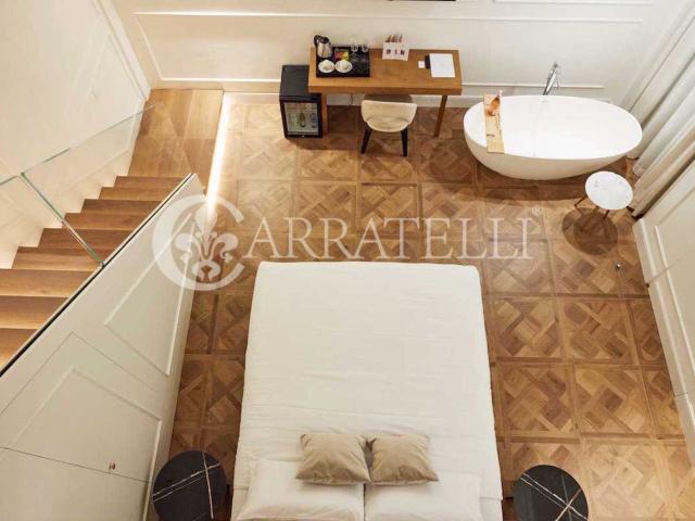 Prestigioso piano nobile con ascensore e corte privata nel c. 196m² Firenze