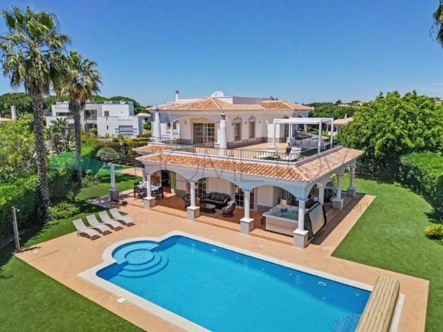 Prestigiada Moradia Familiar T5 Coração do Golfe de Vila Sol