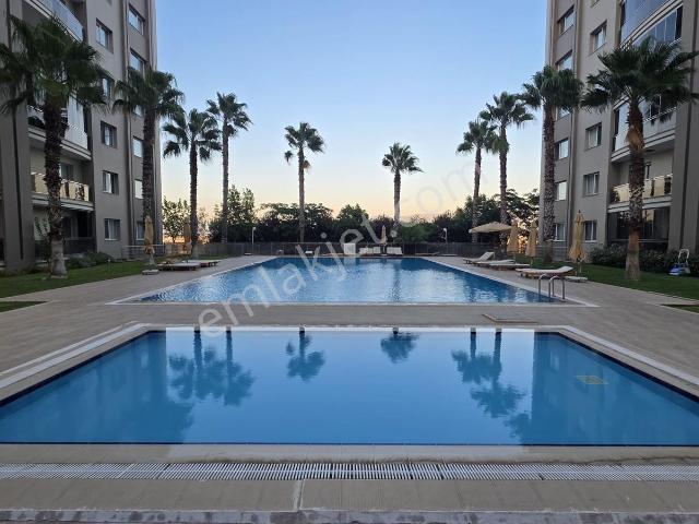 Prestij Sitesi'n De Havuz Manzaralı 3+1 Kiralık Daire