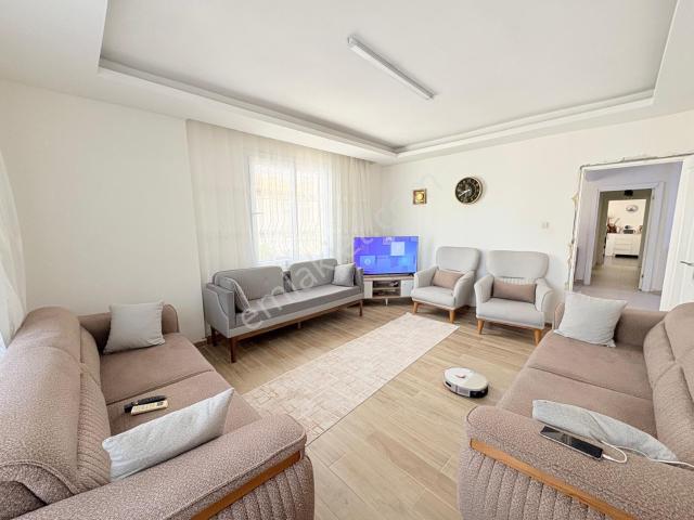 Prestijden İhsaniye'de Asansörlü Geniş Oturumlu 3+1 Daire