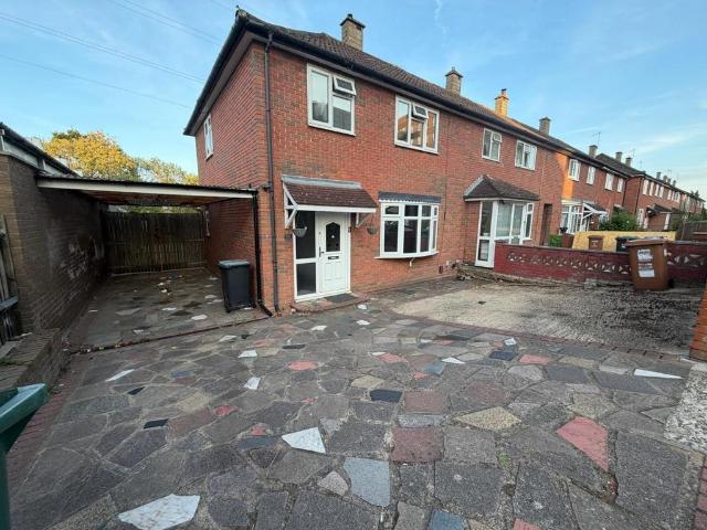 Prestwick Road, Watford. 3 bed semi detached house to rent £2,350 pcm £542 pw