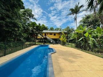 Privacy on 2 Acres Just 1.5 Kms to the Beach !