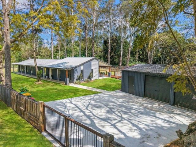 STYLISH NORTH MALENY FAMILY HOME
