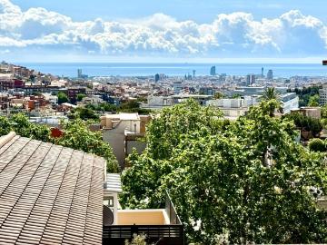 Privacidad a tres vientos: Villa pareada con piscina en el balcón de Barcelona