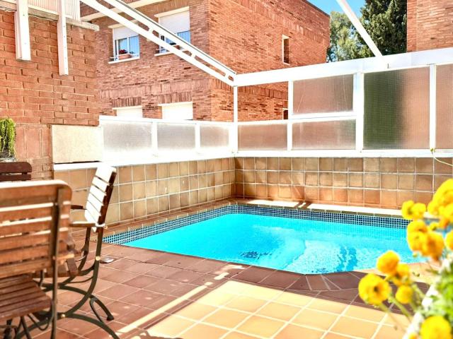 Privacidad a tres vientos: Villa pareada con piscina en el balcón de Barcelona
