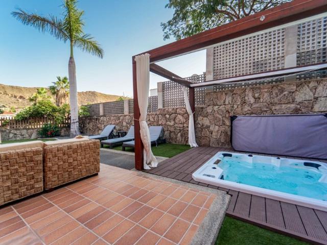 Privacidad, espacio y vistas en Tauro, Magnífica casa de esquina con parcela de 307 m2