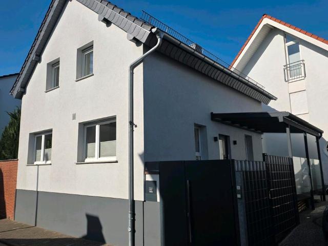 PRIVATVERKAUF: modern saniertes Stadthaus mitten in Kriftel