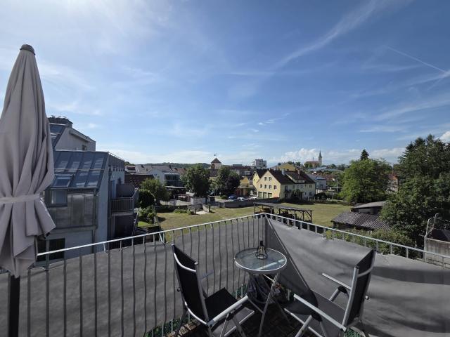 Privatverkauf! DACHGESCHOSSWOHNUNG mit 6m² Balkon, hofseitig, absolut ruhig, direkt im Zentrum inkl. Tiefgaragenparkplatz und Aufzug