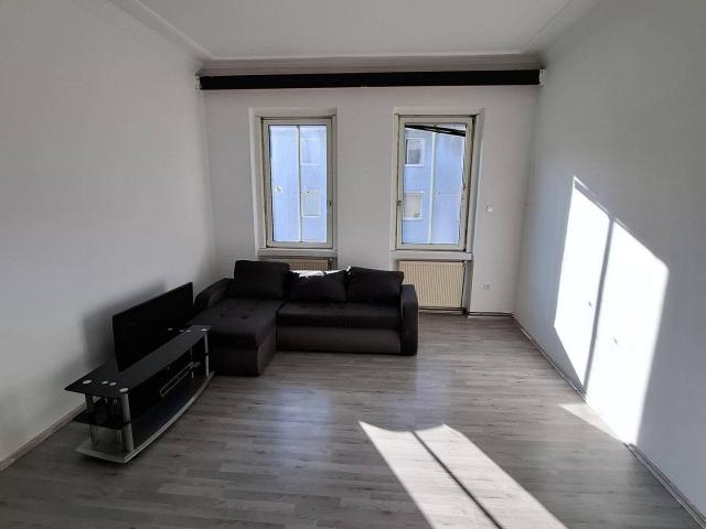 Privatverkauf: helle 64 m² Altbauwohnung, 2,5 Zimmer, 4. Stock ohne Lift