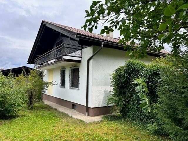 PRIVATVERKAUF IN ROSEGG – Einfamilienhaus mit großem Grundstück, Tierparkblick & bereits genehmigtem Umbauprojekt
