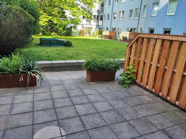 PRIVAT: 2 Zimmer Gartenwohnung mit 27m2 Terrasse teilw. überdacht