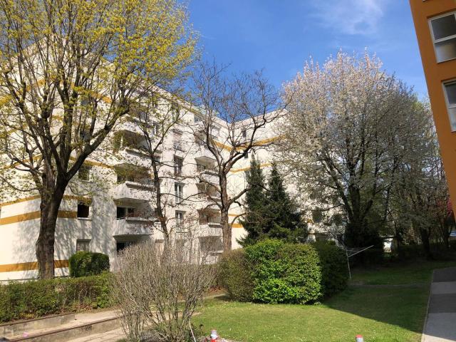Sonnige, sehr helle und ruhige barrierefreie, WG taugliche 3 Zimmer Wohnung 92 m2 mit südseitigem Balkon im 3. Liftgeschoss
