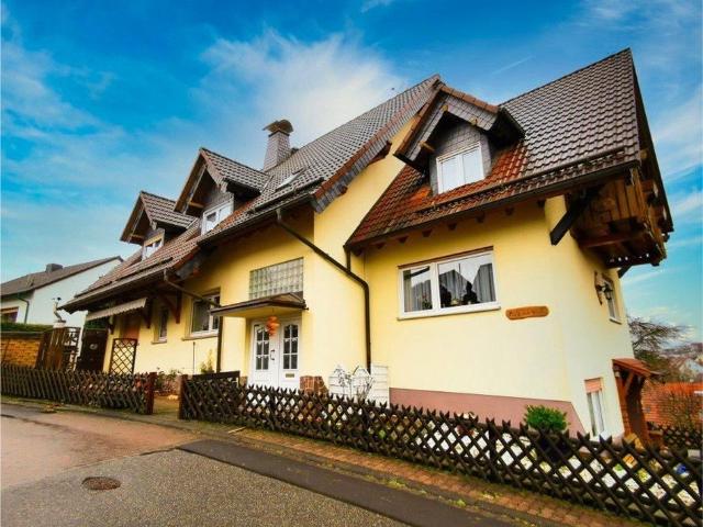 PRIVAT: Großzügiges Zweifamilienhaus in ruhiger Gegend