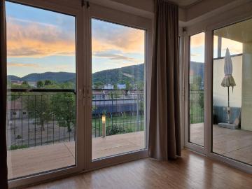PRIVAT* Familienfreundliche 4 Zimmer Wohnung im 4. obersten Liftgeschoss mit großem, überdachten Balkon und Blick auf eine Pferdewiese, inkl. TG Platz und großem Keller