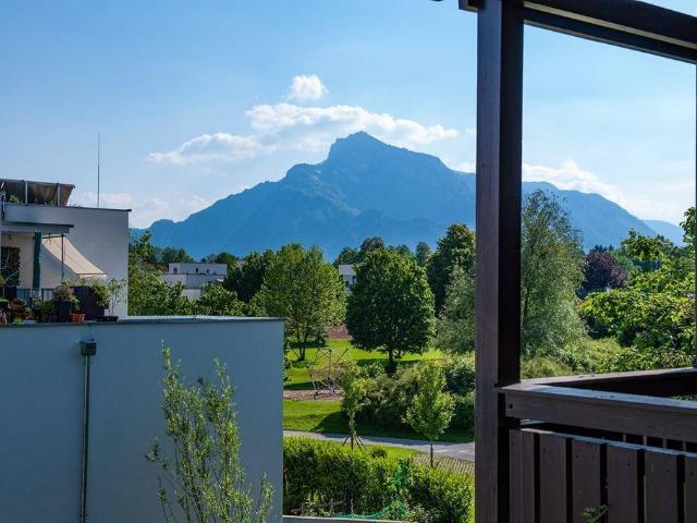 PRIVAT: Helle 3 Zimmer DG Wohnung in Aigen, Südloggia mit Untersbergblick