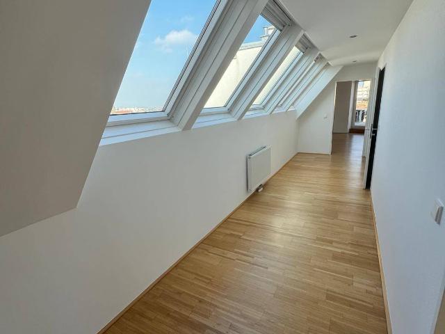PRIVAT: Lichtdurchflutete, klimatisierte Dachgeschosswohnung, 3 Zimmer