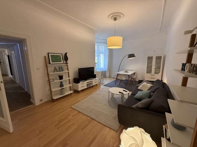 Privat & provisionsfrei: Sanierte 3 Zi. Altbauwohnung, 95 m², Berliner Zimmer & Loggia