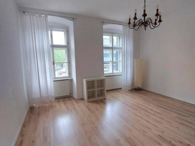 PRIVAT: verkaufe sehr günstig an den Offis liegende 2 Zimmer Wohnung im grünen Wien