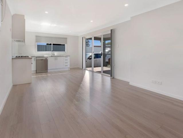 Private, Modern Two Bedroom Home in a Convenient Oak Flats Location
