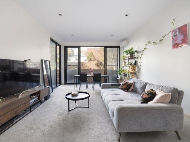 Private oversized home / 1 bedroom + study design