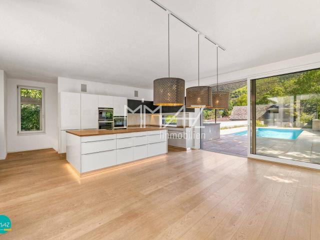 Private Oase in Hinterbrühl! Architekturvilla mit Pool und separater Dependance für Arbeit und Wellness. Panoramablick