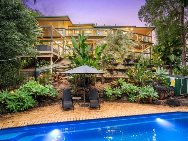 Private Oasis, Beautifully Renovated & Walk to John Paul College