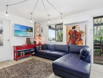 Private Oasis, fully fenced, stroll to the water's edge