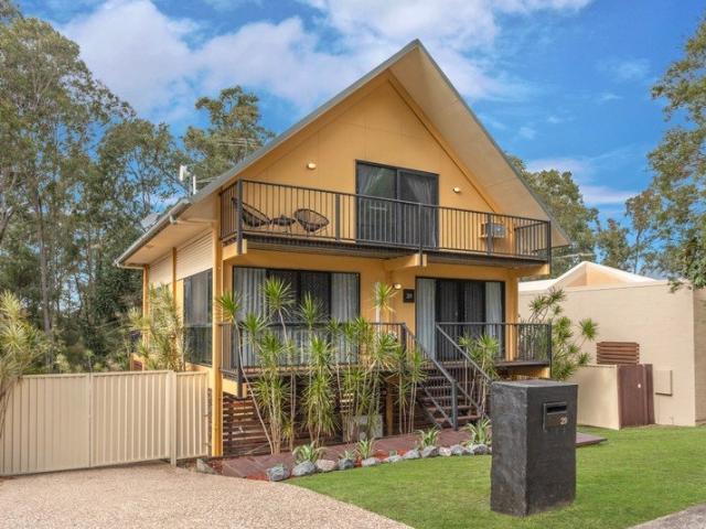 Private Oasis in the Heart of Springfield Lakes
