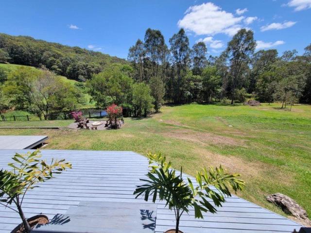 Private One Bedroom Retreat with Pool & Spacious Grounds