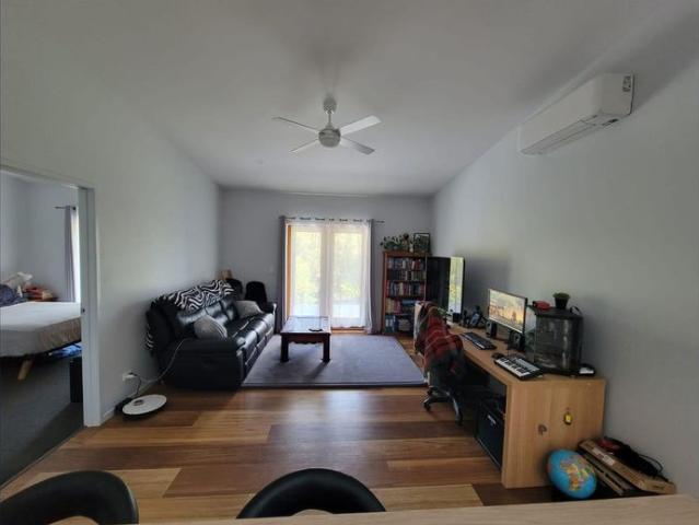 Private One Bedroom Retreat with Pool & Spacious Grounds