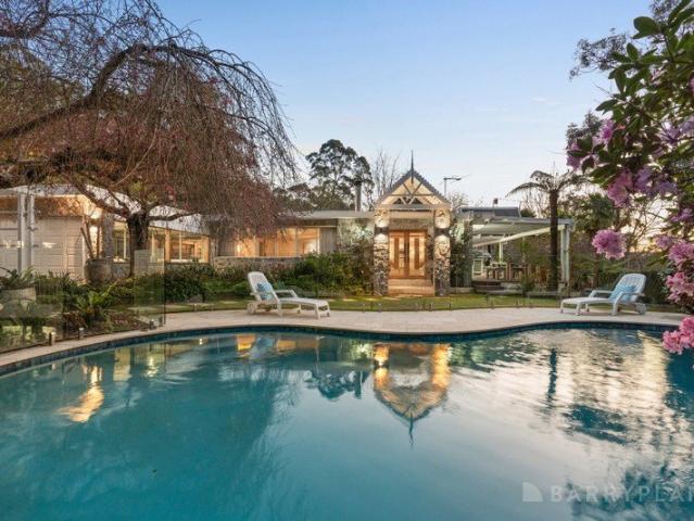 PRIVATE ACREAGE, ESTABLISHED GARDENS & RESORT STYLE LIVING