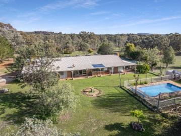 PRIVATE ACREAGE LIVING ON 15 ACRES