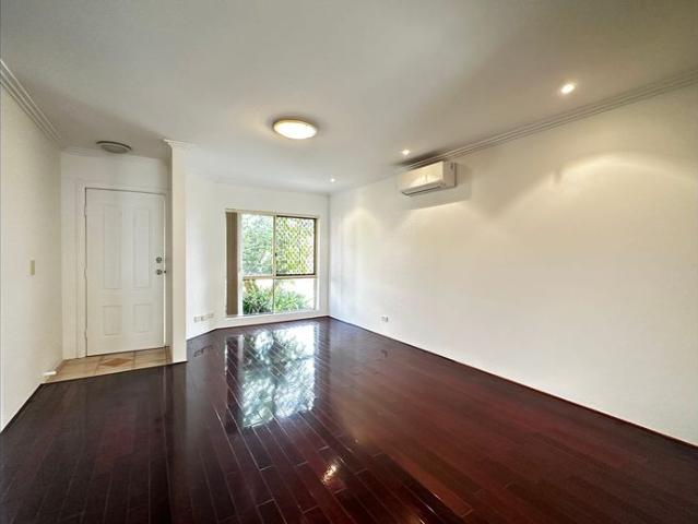 Private alfresco freestanding villa / expansive garden home
