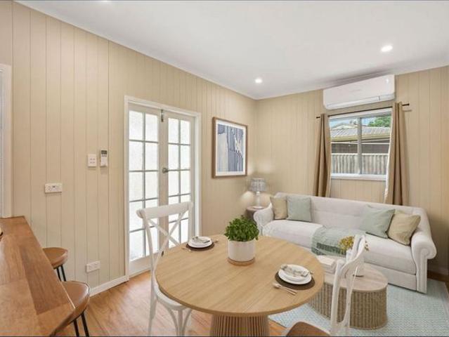 Private and Convenient Granny Flat in Newtown