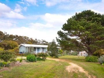 Private and elevated home with studio conversion on 2430sqm 0.60 Acre