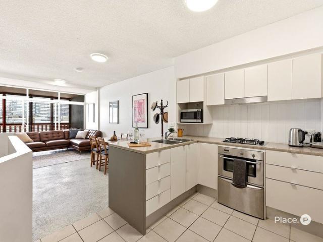 Private and Peaceful Split Level Living Near James St and Howard Smith Wharves
