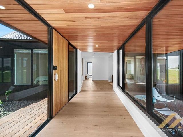 PRIVATE BUILDER, MODERN AND SOPHISTICATED DESIGN