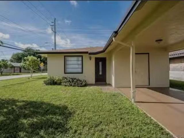 Private Bathroom Covered Assigned Parking & Cozy Oakland Park.