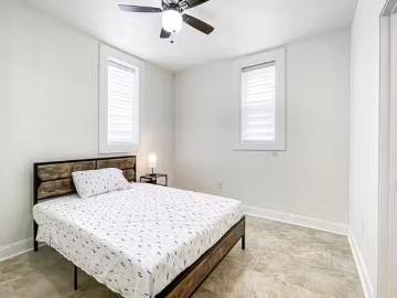 Private bathroom in a Beautiful & modern Centrally Located Res.