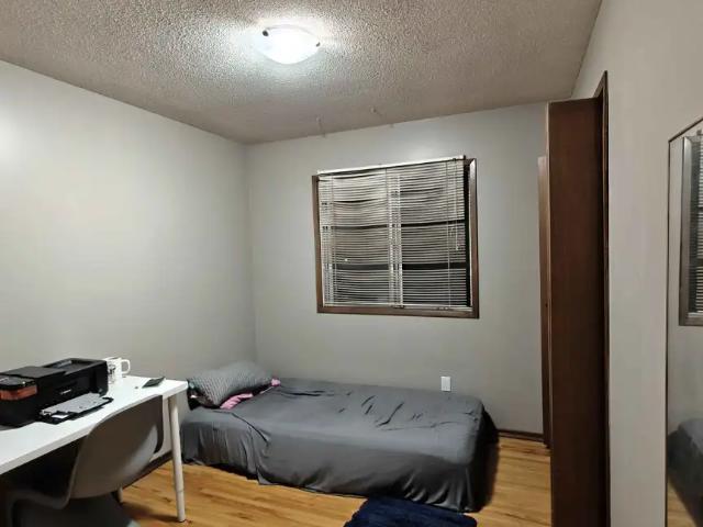 Private Bedroom in Brentwood – Walking Distance to UCalgary & C Train
