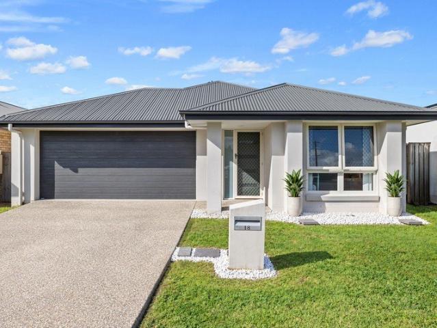 PRIVATE CUL DE SAC FAMILY LIVING IN WATERLINE ESTATE