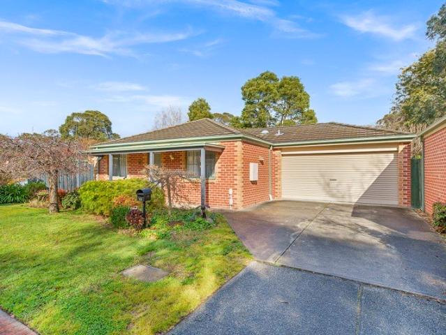 Private Cul de Sac Living in a Convenient Location
