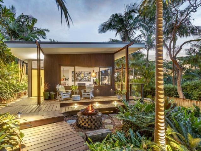 Private Coastal Living Between The Beach and Pittwater