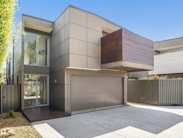 PRIVATE COASTAL LIVING JUST METRES FROM WHITES BEACH