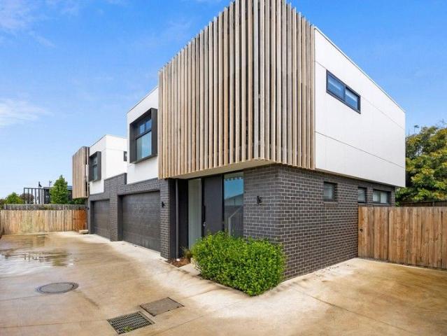 PRIVATE COASTAL LUXURY IN THE HEART OF OLD TORQUAY!