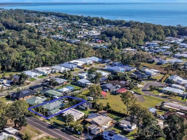 Private Coastal Retreat With Pool, Gardens And Room To Entertain