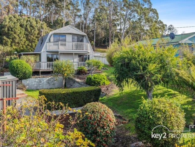 Private Coastal Retreat with Sweeping Tamar Views