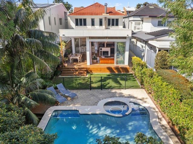 Private Coastal Retreat in a Peaceful Cul de Sac