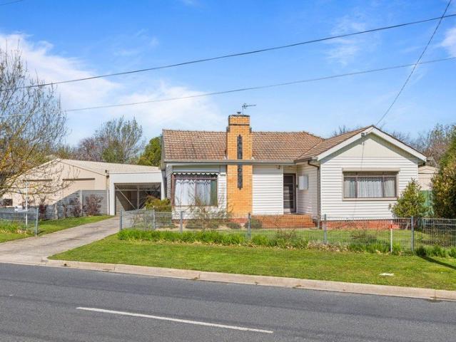 Private, Comfortable Living Opposite Victoria Park