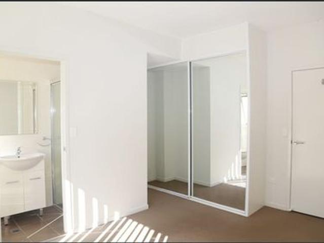 Private & Contemporary Four Bedroom Townhouse in Peaceful Cul de Sac